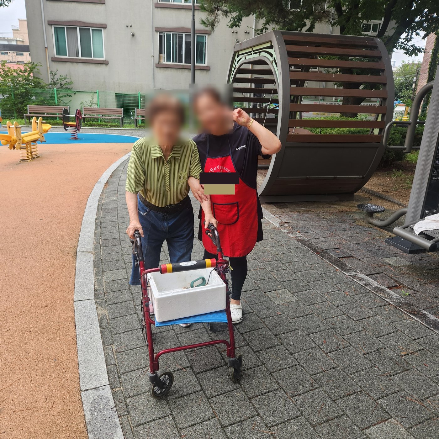 천안재가복지센터 요양보호사와 어르신이 함께 야외를 산책하는 모습