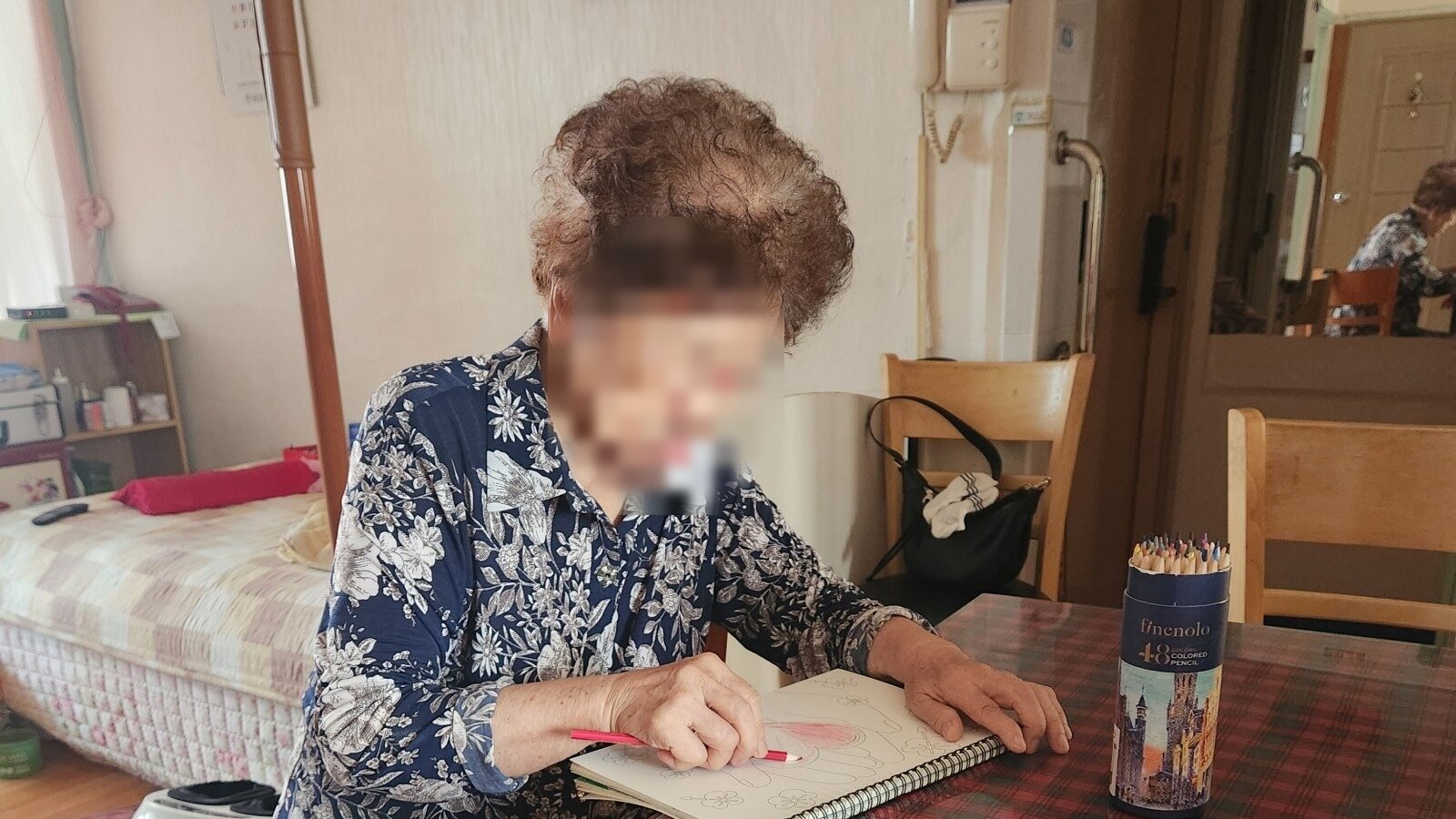 신부동 자택에서 인지활동 색칠 프로그램에 참여하는 어르신