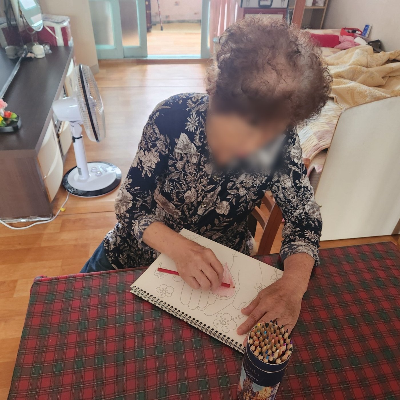 금산 인지활동 색칠 프로그램에 참여하는 어르신