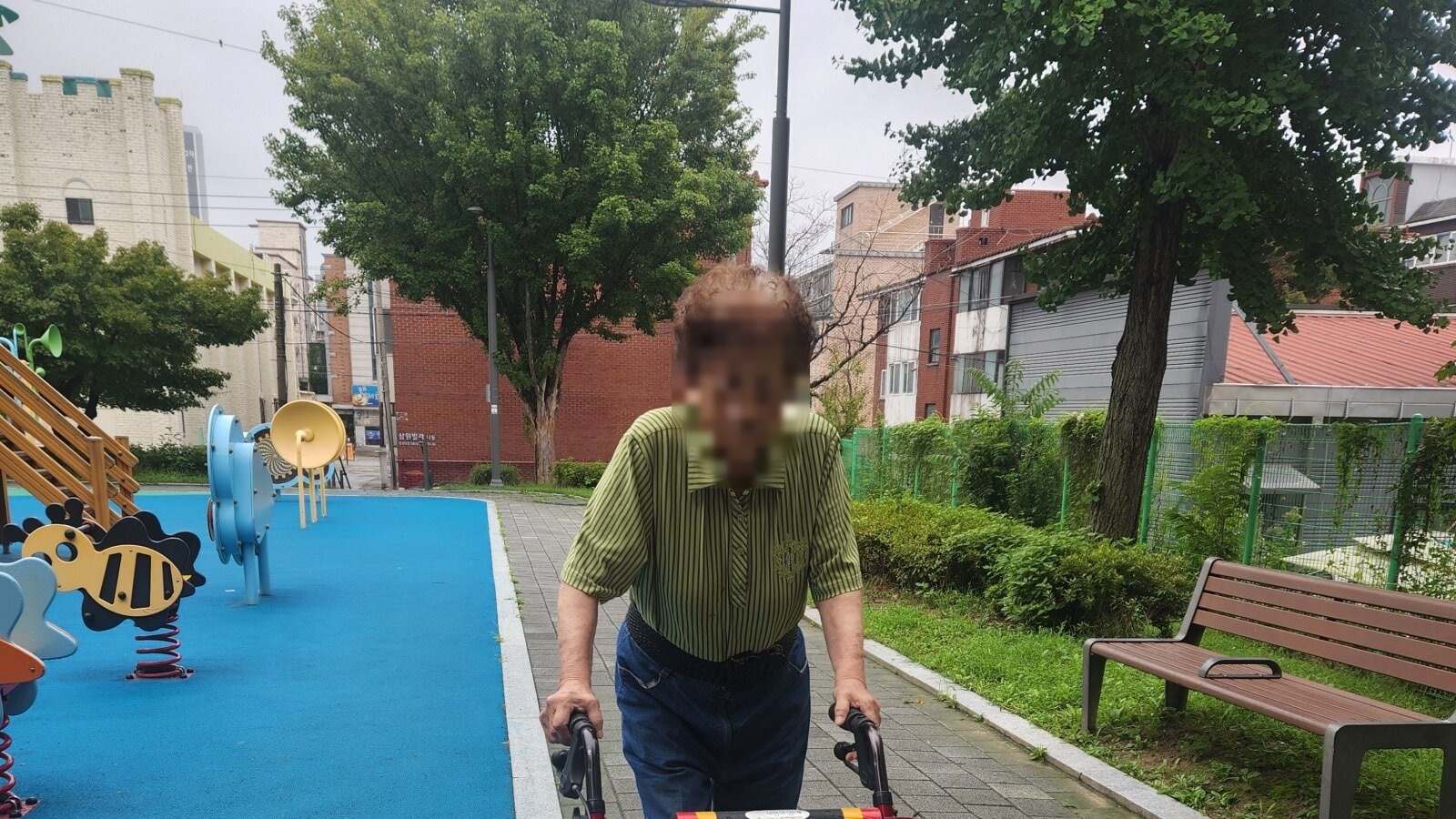 천안 인근 공원에서 운동도움을 받는 어르신