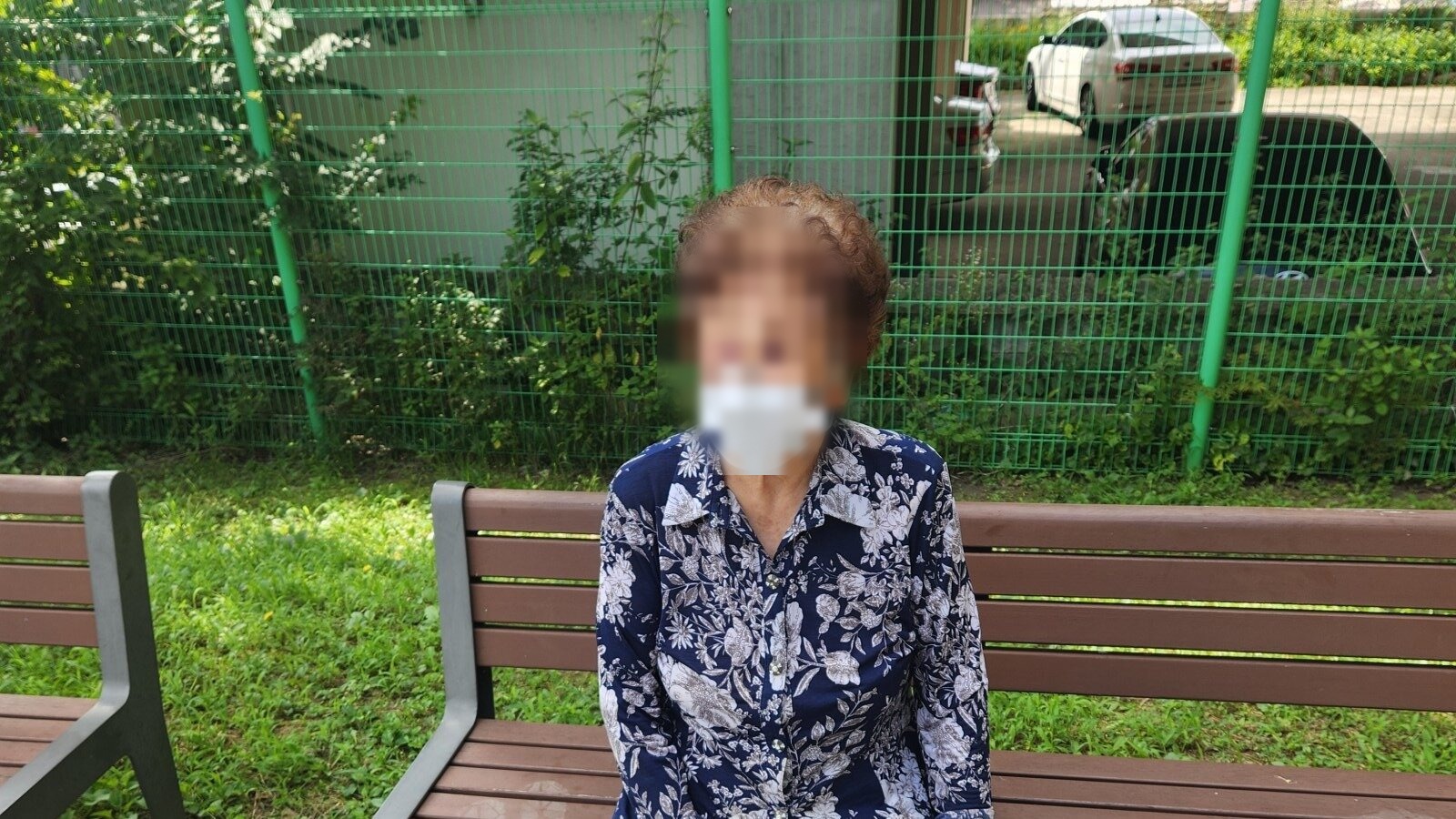 신방동에서 보행 이동을 지원받는 어르신