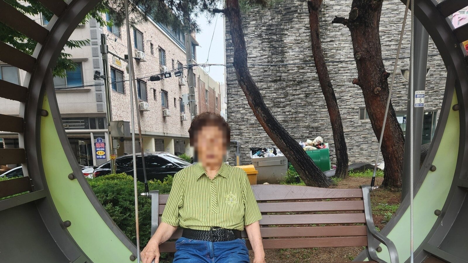 신방동 인근에서 휴식 중인 어르신