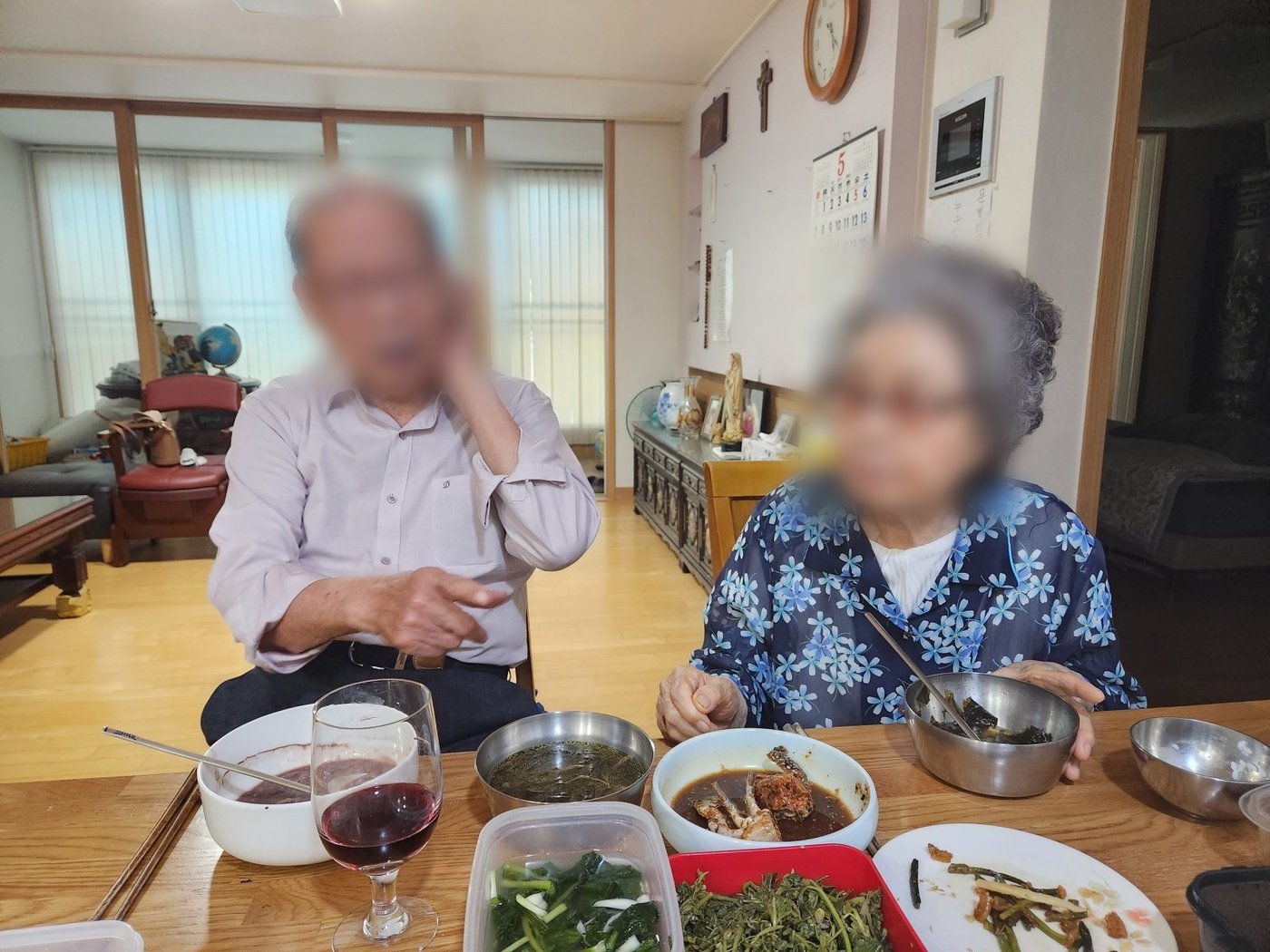 천안 가정에서 가족과 함께 식사하는 어르신 부부