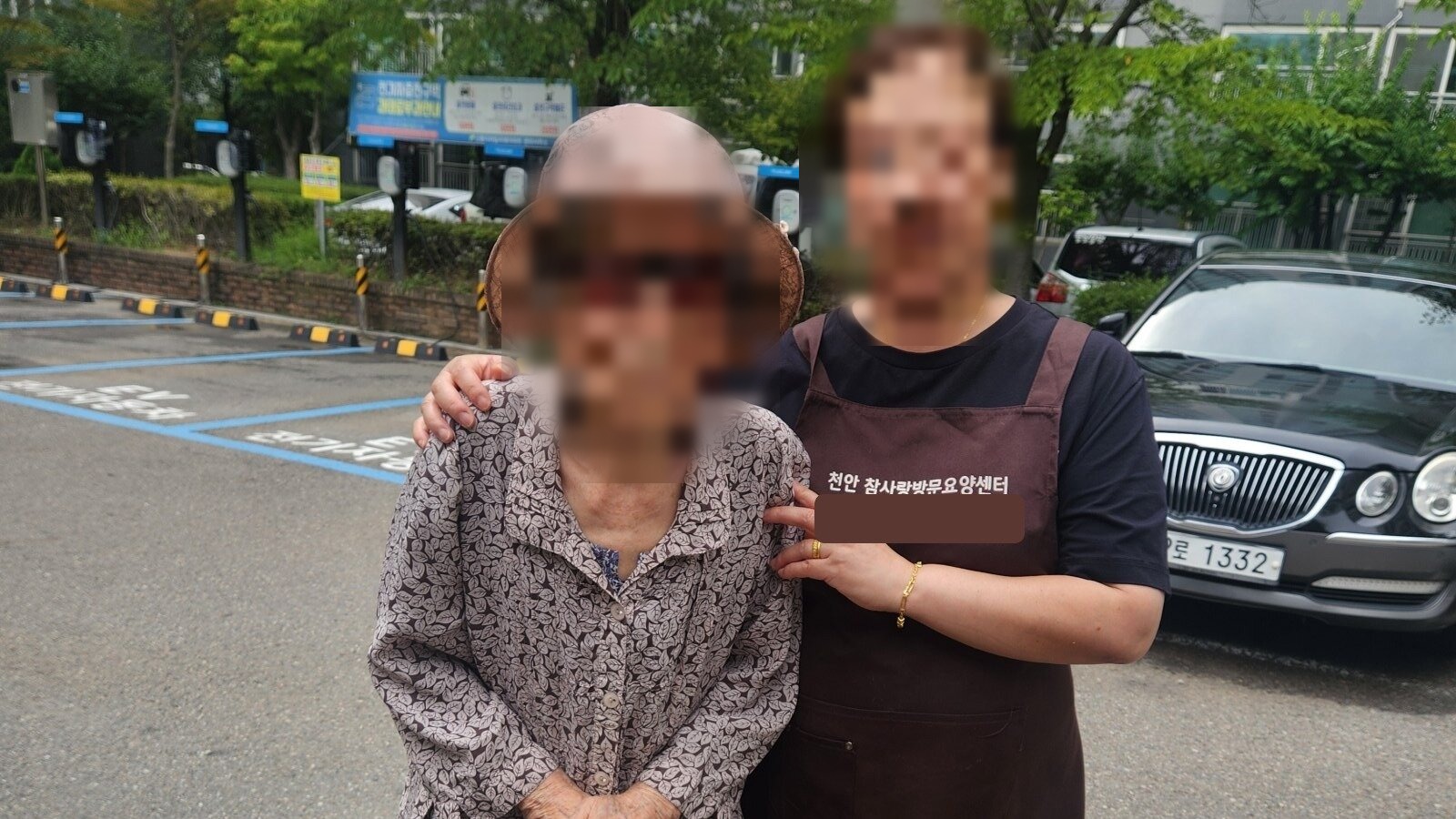 천안 요양보호사가 지팡이를 짚은 어르신과 진료 장소로 이동하는 모습