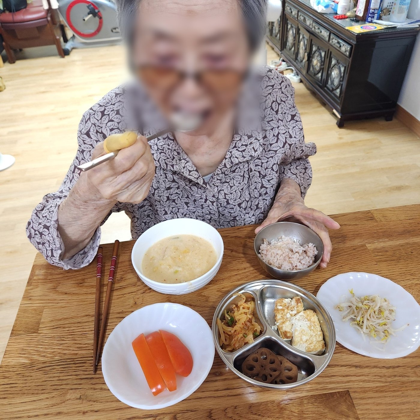 불당동 방문요양 식사 도움 장면